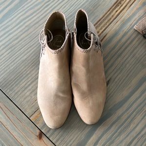 Jack Rogers tan ankle bootie. Size 10.